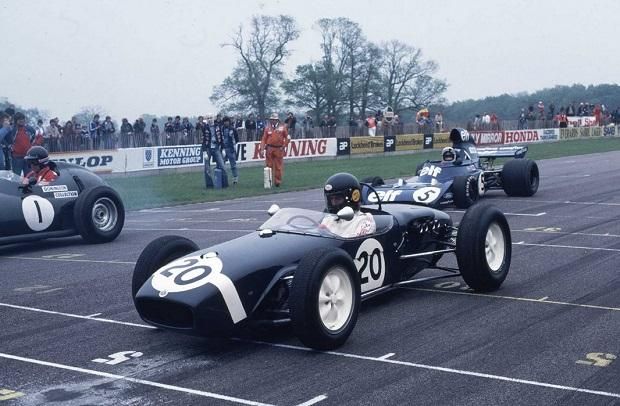 A rajongott Stirling Moss 1961-es Lotusának volánja mögött…