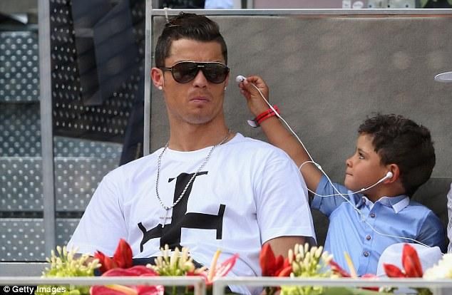 Ronaldo és fia élvezi az izgalmas meccset (Forrás: Daily Mail)