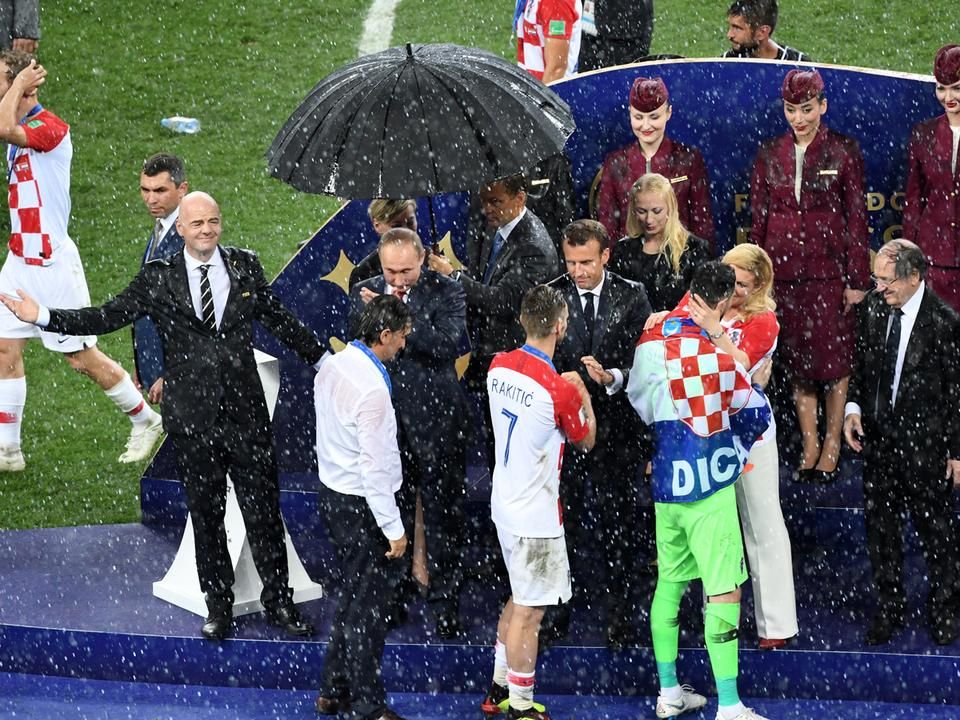 Az esőáztatta moszkvai díjátadó (Fotó: AFP)