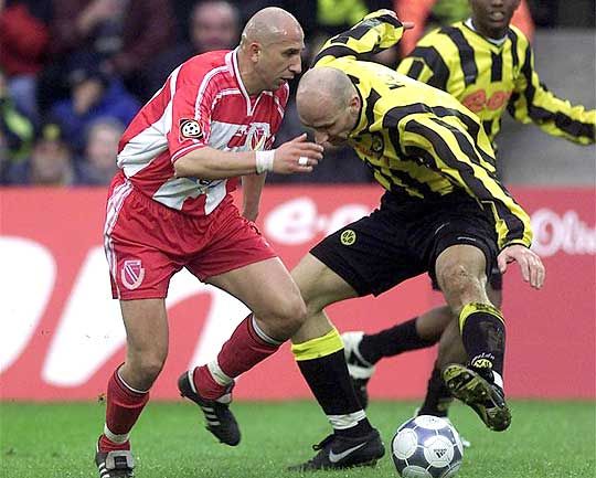 Miriuta (balra) a Dortmund elleni meccsen Jan Koller mellett húz el (Fotó: Action Images)