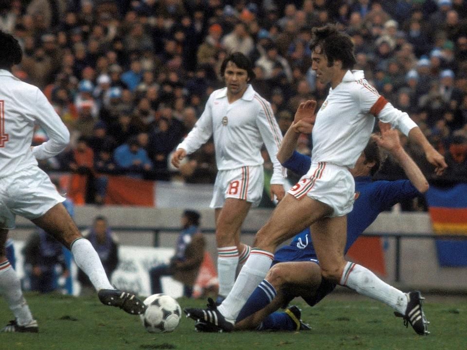Az 1978-as spanyolországi világbajnokságon az olaszok ellen 3–1-re elveszített csoportmeccsen Nagy László Tóth József (4) és Kereki Zoltán között…