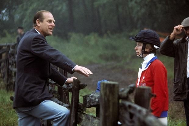 Fülöp herceg tanácsokkal látja el lányát, a brit lovastusacsapatban versenyző Anna hercegnőt az 1976-os montreali olimpián. (Fotó: Getty Images)