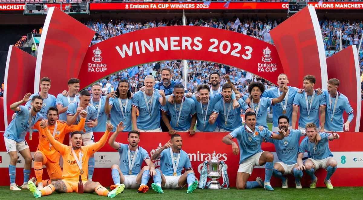 Szombaton az FA-kupát nyerték meg a Manchester City játékosai, ezzel egy lépésre kerültek attól, hogy a városi rivális Manchester United (1998–1999) mintájára második angol klubként triplázzanak, azaz egy idényen belül diadalmaskodjanak a bajnokságban, az FA-kupában és a Bajnokok Ligájában (Fotó: AFP)