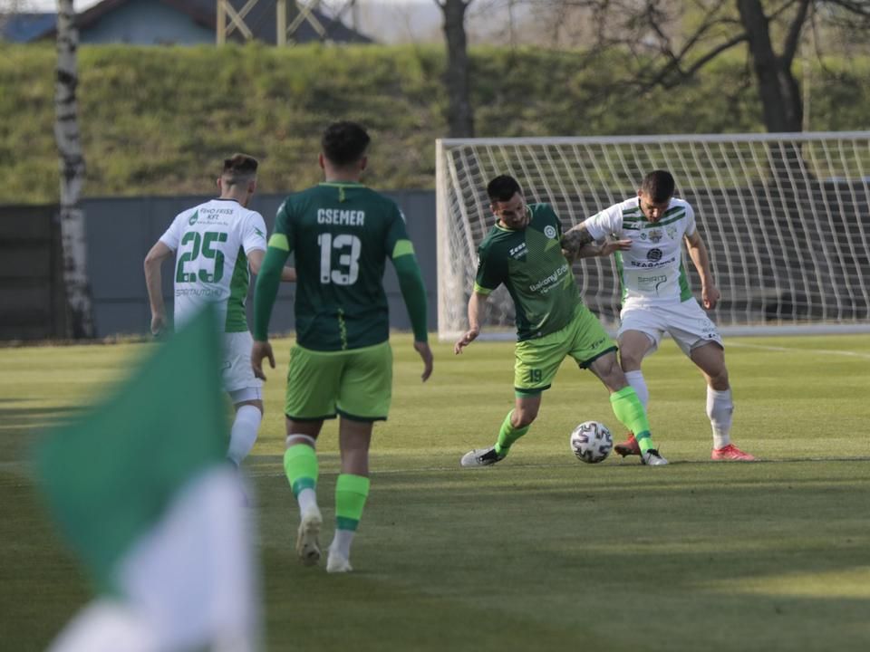 A zöld mezes FC Ajka  már az első félidőben kétgólos előnyt szerzett (Fotó: Balogh Ákos)