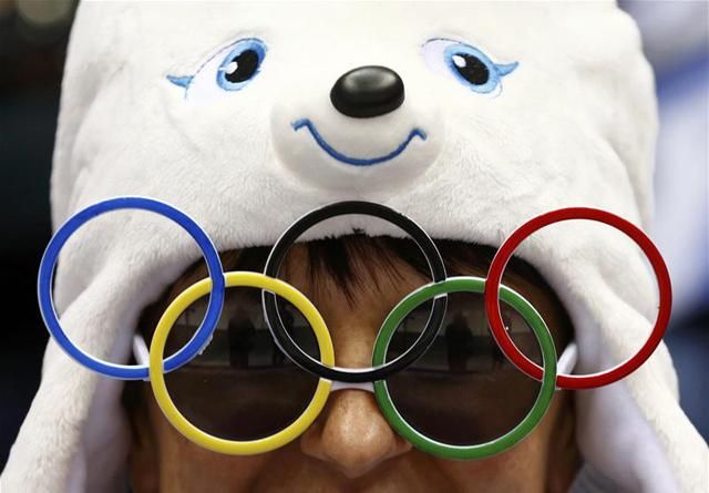 Ötkarikás szemüveggel jobb az olimpia! (Fotó: Reuters)