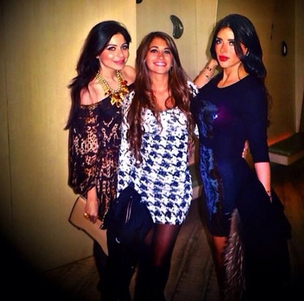 Antonella (középen) és Daniella (jobbra) egyik barátnőjük társaságában (forrás: instagram)