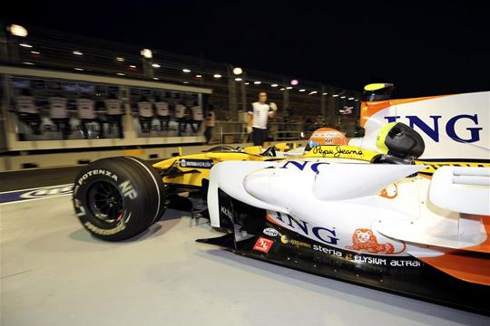 Nelsinho Piquet a Renault-ban a 2008-as Szingapúri Nagydíjon – még a baleset előtt (fotó: Action Images - archív)