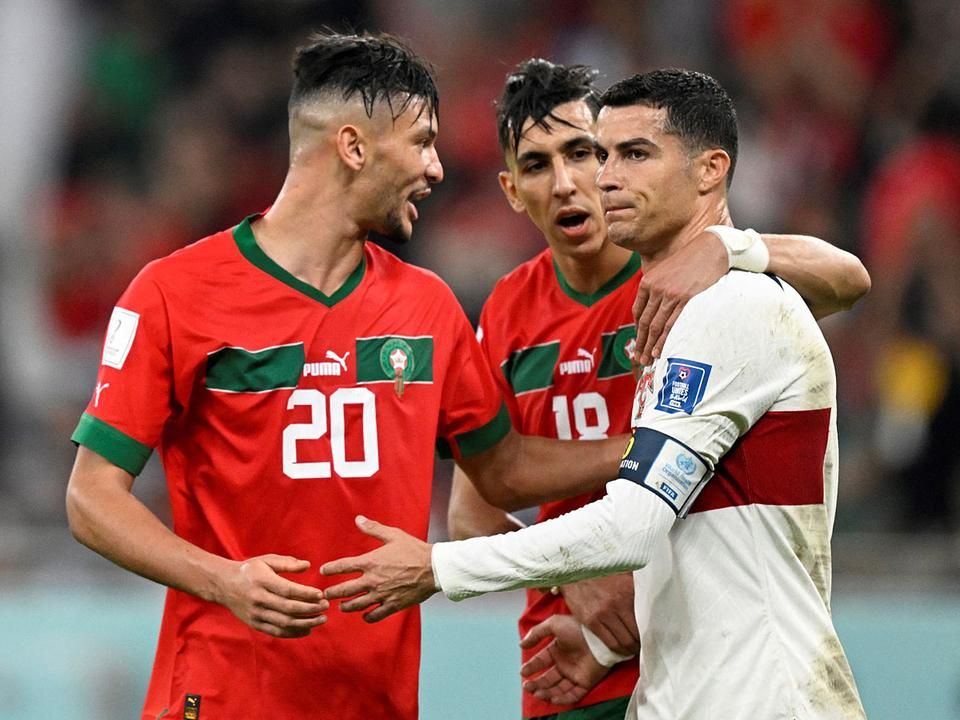Marokkói játékosok vigasztalják Cristiano Ronaldót a lefújás után (Fotó: AFP)