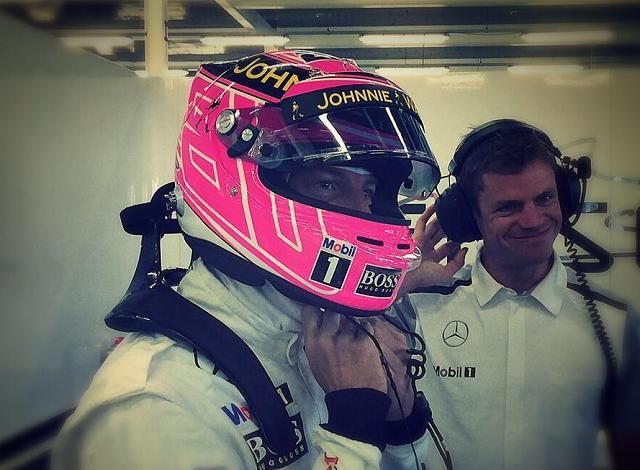 Button januárban elhunyt apja emlékére rózsaszín bukósisakban versenyez a hétvégén (Fotó: Twitter/McLarenF1)