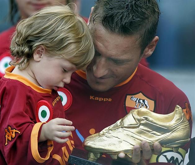 Cristian Totti közelről ismerkedhetett meg apja Aranycipőjével (Fotó: Reuters)