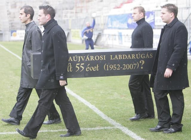 Dunaújvárosban 2007-ben már eltemették egyszer a futballt… (Fotó: NS-archív)