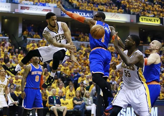 D.J.  Augustin passzol Roy Hibbertnek (mindkettő Indiana), Amar'e Stoudemire  nem tud blokkolni, Jason Kidd (mindkettő Knicks) pedig lemarad az  emberéről (Fotó: Reuters)