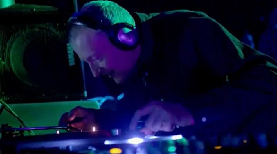 DJ Thundermuscle (Forrás: a BBC videója)
