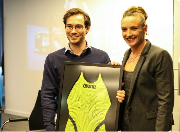 Barátsága jeléül a BioTechUSA ügyvezetőjének ajándékozta azt az úszódresszt, amit a kazanyi világbajnokságon viselt