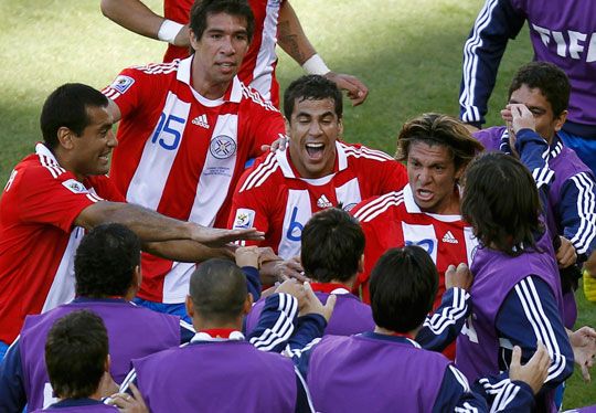 A jobb oldalon látható Enrique Vera (13) lőtte a paraguayiak első gólját (Fotó: Action Images)
A képre kattintva megtekintheti online közvetítésünket a mérkőzésről!
