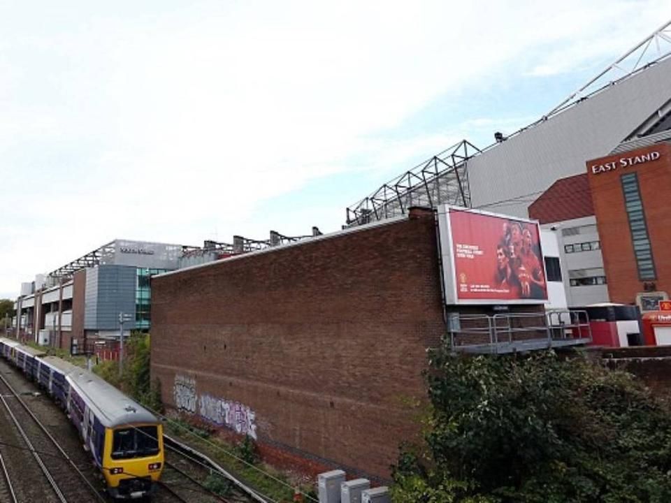 A déli lelátó mellett futó vasútvonal megnehezíti az Old Trafford kibővítését (Matt West, BPI)