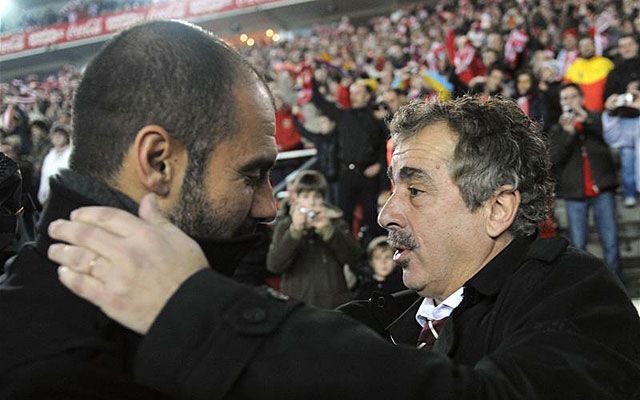 Lehet, hogy erre gondolt Mourinho: Manolo Preciado éppen Josep Guardiolával bizalmaskodik (Fotó: Action Images)