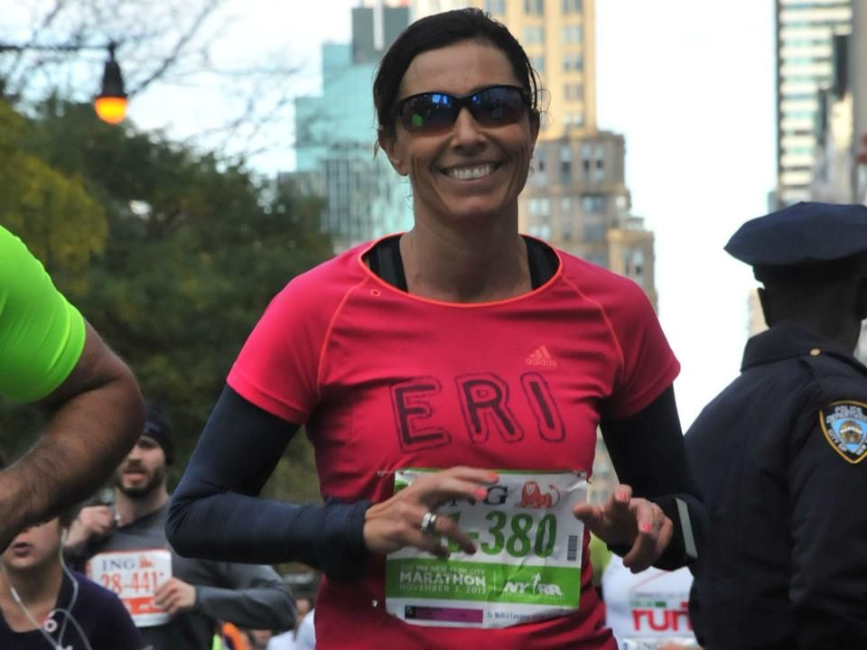 A gyakran látássérült társsal is futó (lent) Miklósa Erika 2013-ban mosolygósan teljesítette a New York-i maratoni távját, hogy még boldogabban érjen célba