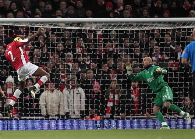 Diaby (balra) öt éve betalált a Liverpool ellen, most 42. sérülése után léphet újra pályára (Fotó: Reuters)