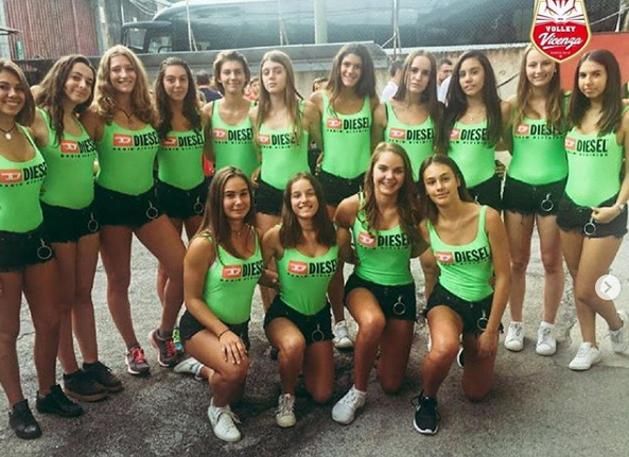 Fiatal lányok helyettesítették a labdaszedőket (Fotó: Instagram/volleyvicenza)