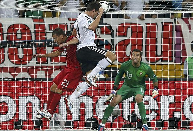 Mario Gomez gólja három pontot ért Németországnak a nyitányon