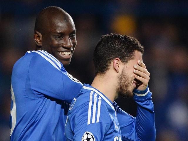 Milyen gólt lőttél, komám... – Eden Hazard fogja a fejét Demba Ba találata után