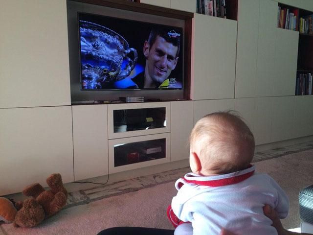 Djokovics három hónapos kisfia is látta, ahogy az apuka megnyerni nyolcadik Grand Slamjét (Fotó: twitter/@JelenaRisticNDF)
