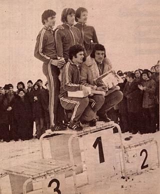 A csapatok között a Honvéd győzedelmeskedett 
a Kutas-féle futóversenyen. A dobogón balról áll: 
Varga, Weimper, Menyhárt; guggol: Horváth, Pintér 
(Fotó: Nemzeti Sport)