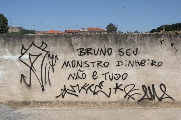 Bruno, te szörnyeteg, a pénz nem minden! – hirdeti a falfirka (Fotó: AFP)