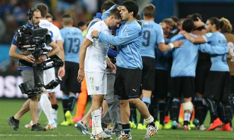 A csoportkör végén mindketten szomorúan távoztak, de Uruguay még versenyben van (Fotó: Action Images)