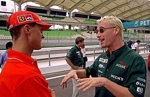Schumacherrel,  már Jaguar-pilótaként