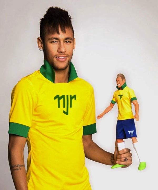 Neymar és a róla mintázott baba (Fotó: Dirty Tackle)