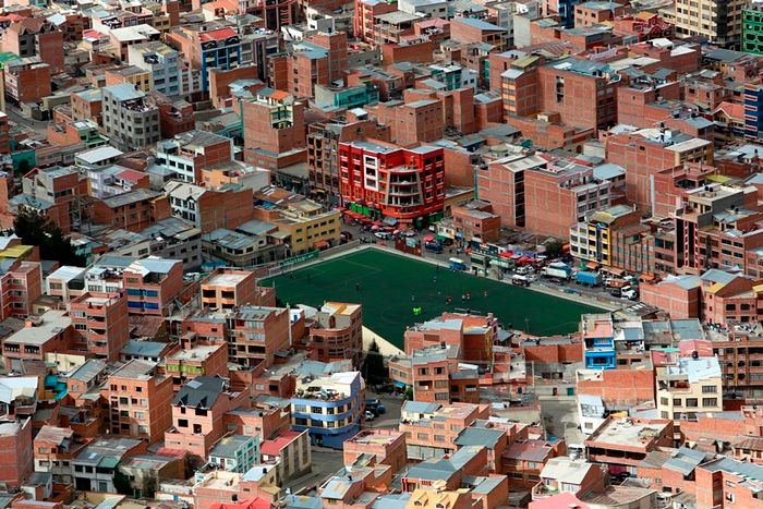 Grundfoci műfüvön a bolíviai La Pazban (Fotó: theguardian.com)
