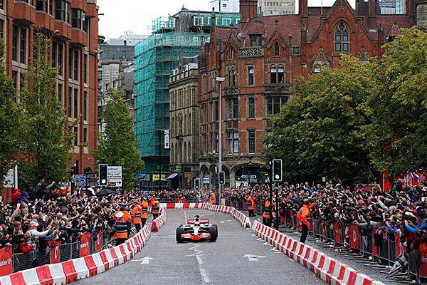 Button hétfőn Manchesterben tartott bemutatót