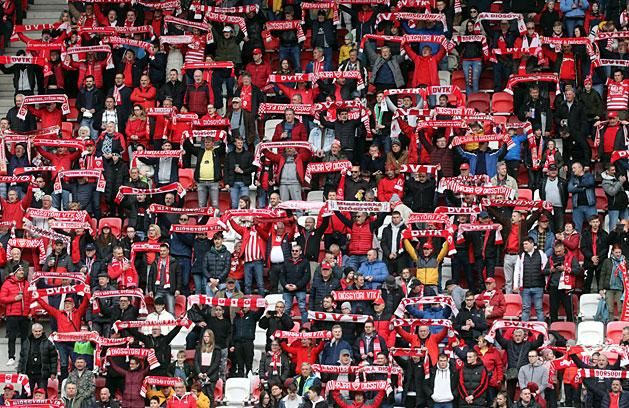 Erre számíthatnak a diósgyőri stadionba érkező riválisok: a lelkes és kitartó DVTK-szurkolók igencsak zajosan tudják buzdítani csapatukat (Fotó: Észak-Magyarország/Vajda János)