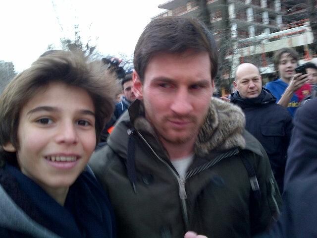 „Anyám, tényleg Messi áll mellettem?” „Igen, tényleg Messi áll melletted.” (Fotó: football365.fr)