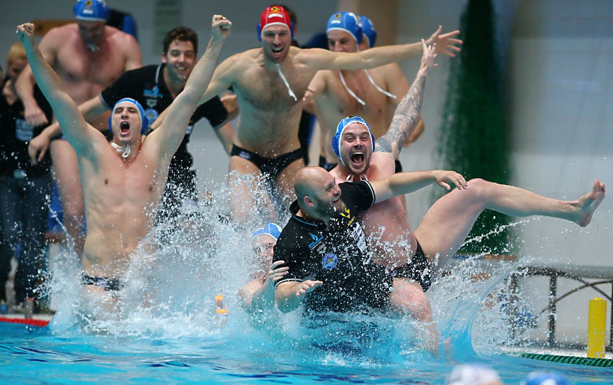 Vámos Márton, Nagy Viktor és Kis Gábor társaságában sok nagy siker után ünnepelhetett a medence vízében (Fotó: Török Attila)