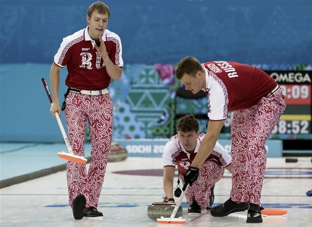 Az orosz curlingnadrág se semmi (Fotó: Reuters)