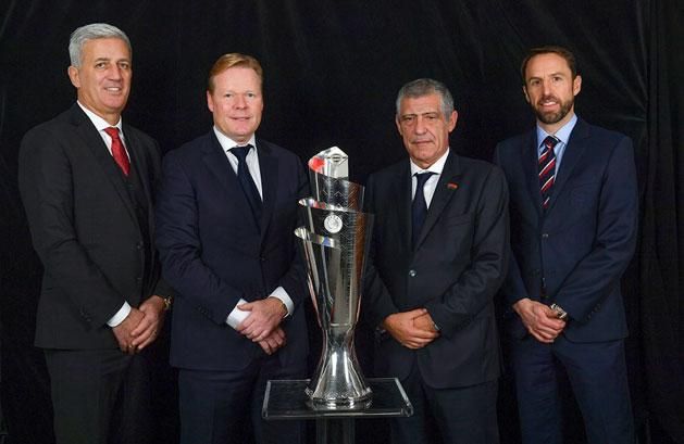 A négy szövetségi kapitány, Vladimir Petkovic, Ronald Koeman, Fernando Santos és Gareth Southgate az NL-trófeával