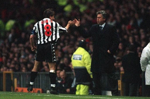 Régen is jóban voltak: Conte és Ancelotti pacsizik az 1999-es, Man. United–Juventus BL-meccsen (Fotó: Action Images)