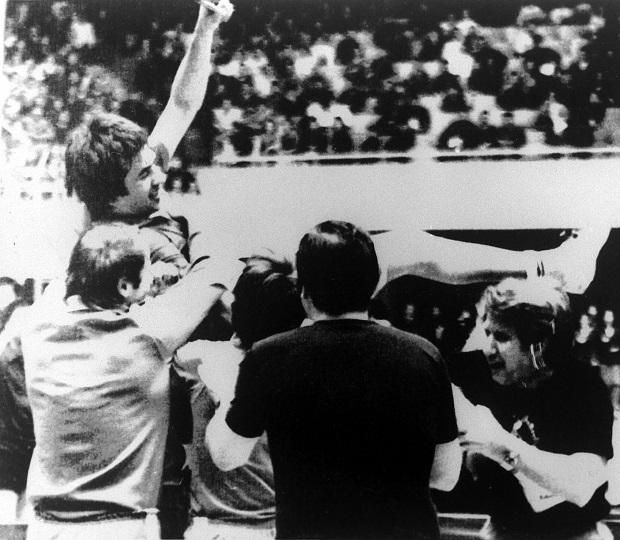 1979: „A jól ismert fotó a phenjani világbajnoki döntő után pillanatokról. Miután Lu Csi-vej ellen megszereztem a világbajnoki címet eldöntő pontot, a többiek berohantak a kispadról és a levegőbe dobáltak.” (Fotó: MTI)