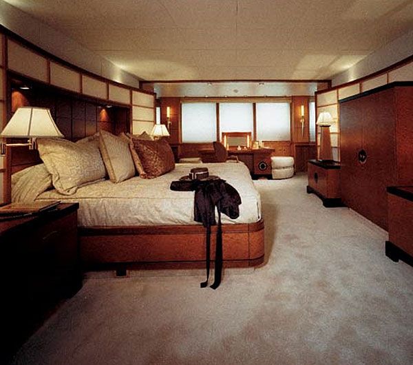 A hangulatos hálószoba (Forrás: powerandmotoryacht.com)