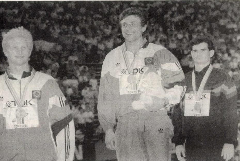 A rúdugrás dobogósai az 1991-es tokiói világbajnokságon: Makszim Taraszov, Szergej Bubka és az ezüstérmes Bagyula István (Fotó: Képes Sport)