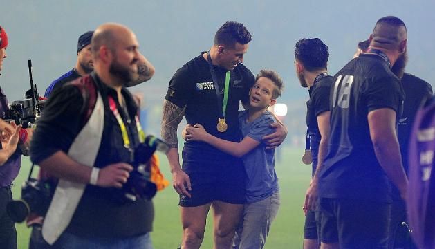 Williams megölelte a fiút (Fotó: Daily Mail)