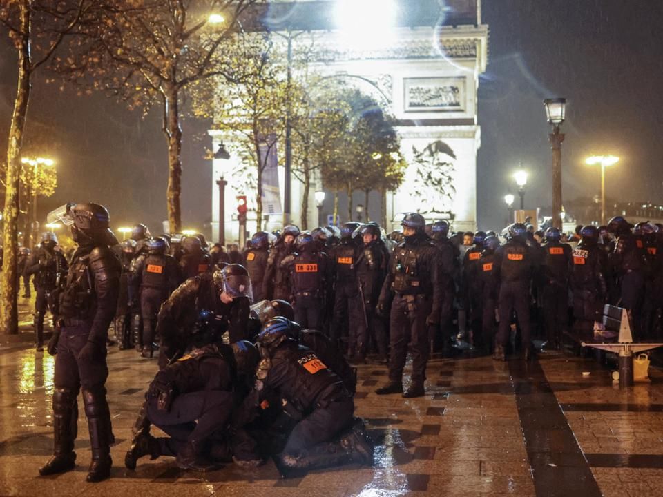Nem unatkoztak a döntő után a párizsi rendőrök... (Fotó: AFP)