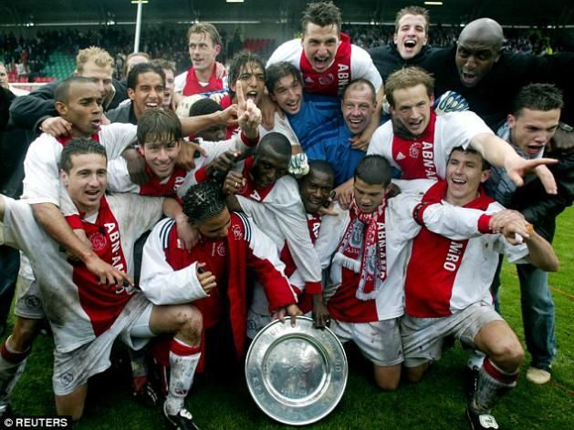 Ibra első bajnoki címét az Ajax játékosaként ünnepelhette 2002-ben… (Fotó: Reuters)