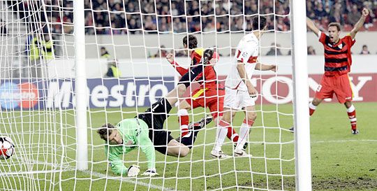 A sevillai játékosok háromszor is bevették Jens Lehmann kapuját