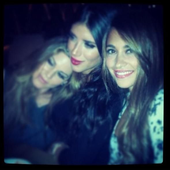 Daniella (középen) és Antonella (jobbra) egyik barátnőjük társaságában (forrás: instagram)