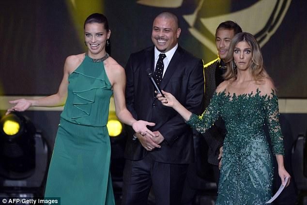 Itt a brazil különítmény: Adriana Lima, Ronaldo, Neymar, Fernanda Lima (forrás: Daily Mail)