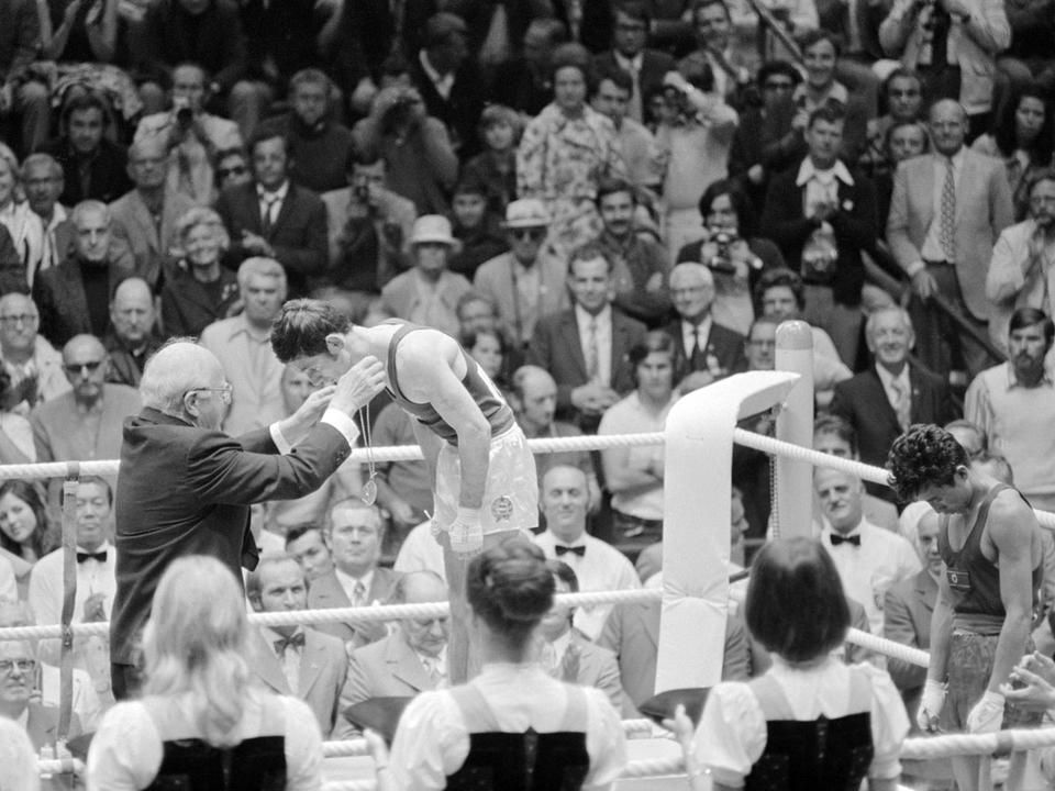 1972. szeptember 10., München: Avery Brundage, a Nemzetközi Olimpiai Bizottság elnöke átadja az aranyérmet Gedó Györgynek, az ökölvívás 48 kg-os súlycsoportja győztesének (Fotó: MTI/Pálfay Gábor)